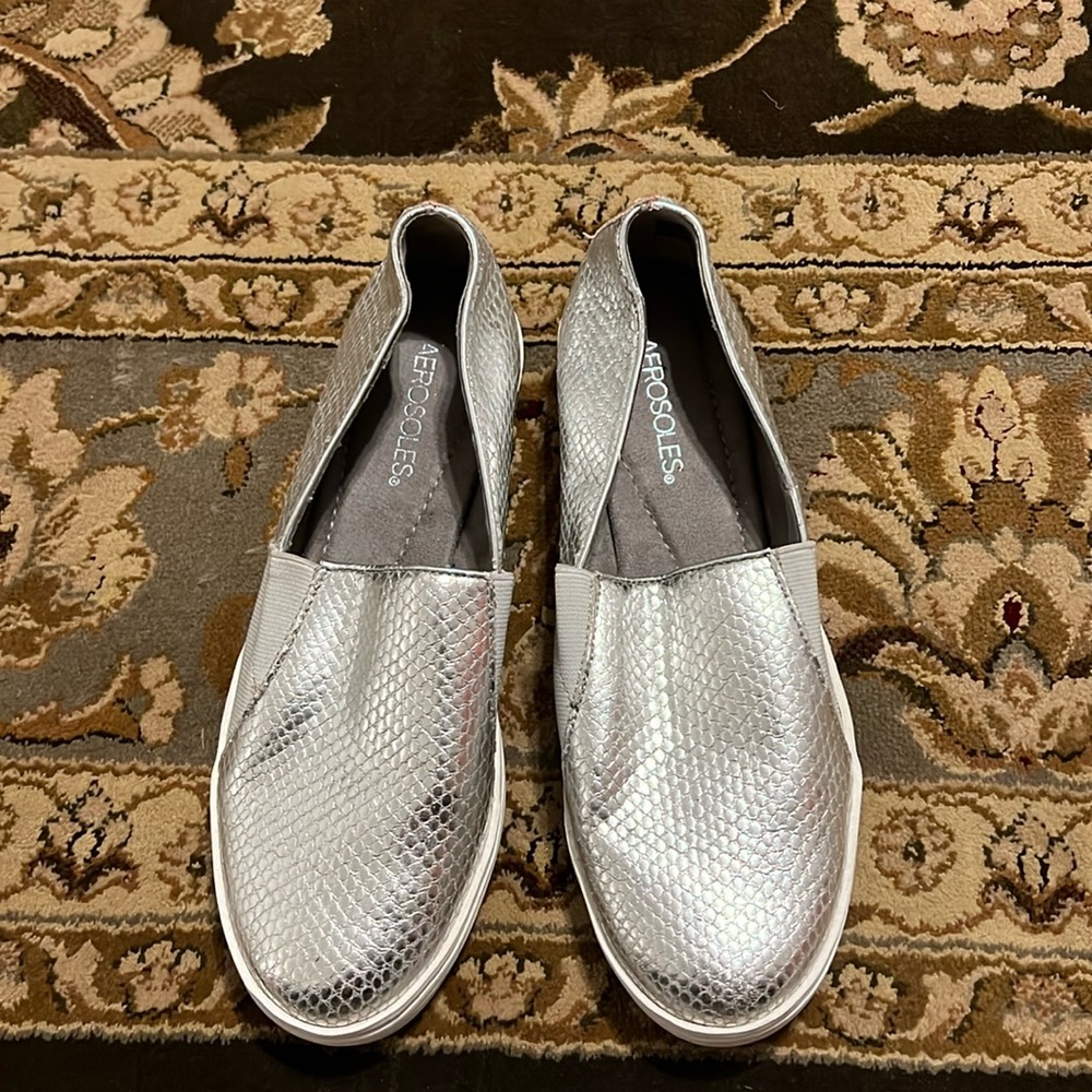 Comfy Aerosoles silver SALTWATER stretchy slip-ons 7.5 EUC - Picture 3 of 8
